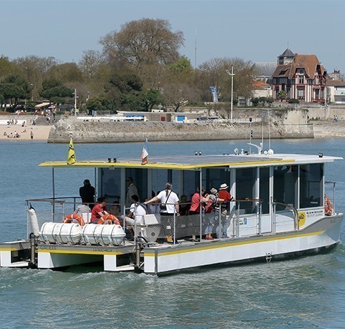 Bus hydrogène dans le port de La Rochelle